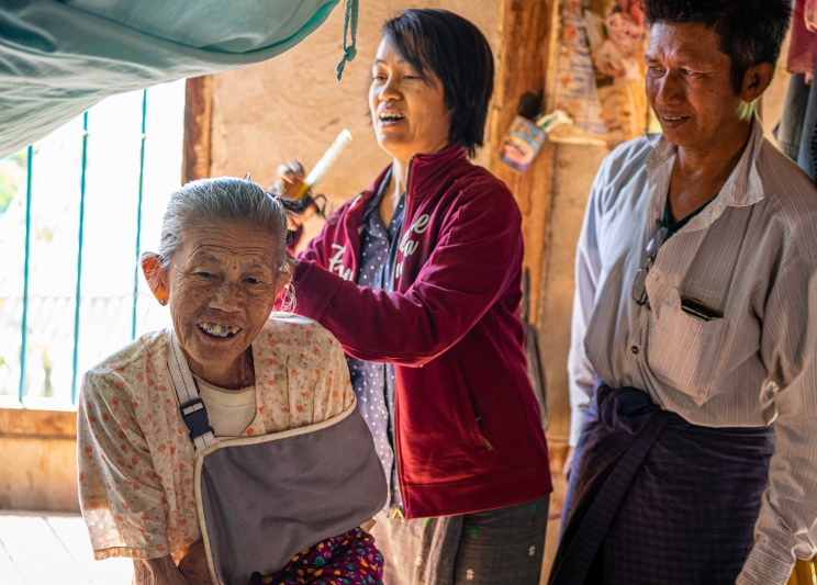 Daw San Tin (78 años) recibiendo servicios de asistencia domiciliaria de voluntariado.